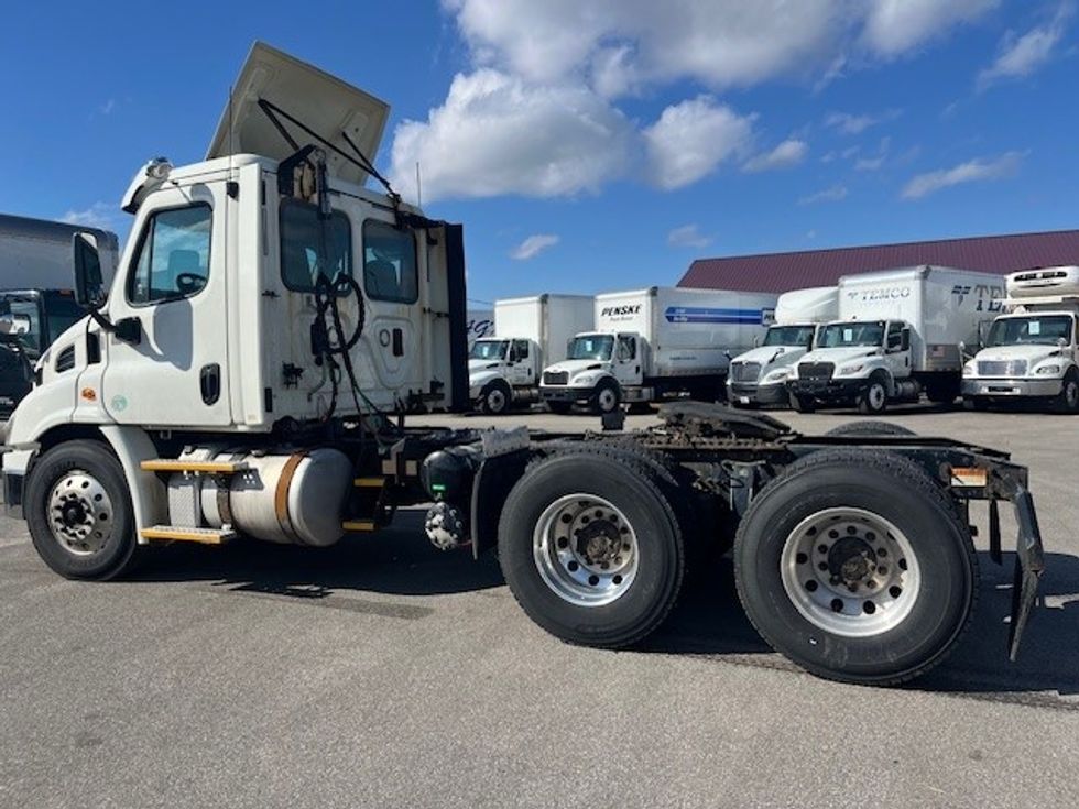 Day Cab Tractor-Heavy Duty Tractors-Freightliner-2017-Cascadia 11364ST-Middlefield-OH-558,585\n\t\tmiles-$ 27,500 - Image 5
