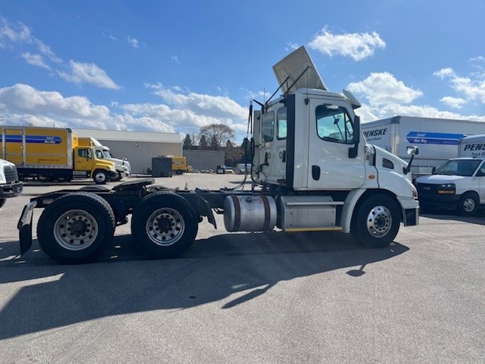 Day Cab Tractor-Heavy Duty Tractors-Freightliner-2017-Cascadia 11364ST-Middlefield-OH-558,585\n\t\tmiles-$ 27,500 - Image 8