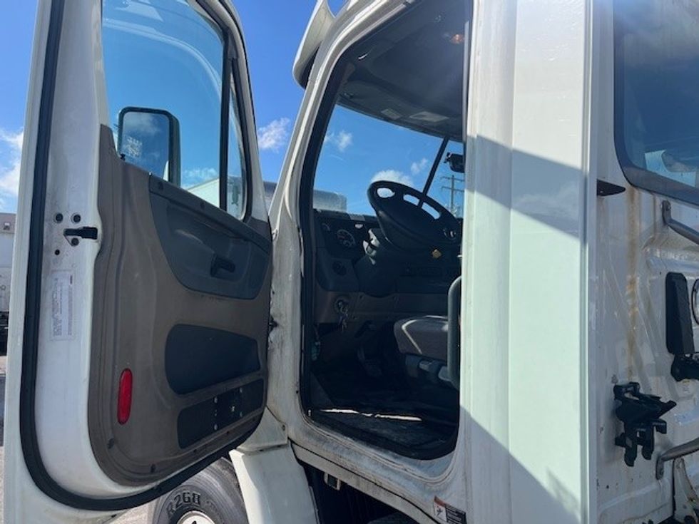 Day Cab Tractor-Heavy Duty Tractors-Freightliner-2017-Cascadia 11364ST-Middlefield-OH-558,585\n\t\tmiles-$ 27,500 - Image 9