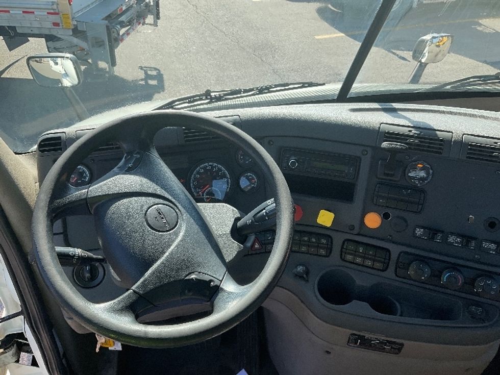 Day Cab Tractor-Heavy Duty Tractors-Freightliner-2017-Cascadia 11364ST-Piqua-OH-558,125\n\t\tmiles-$ 28,750 - Image 11
