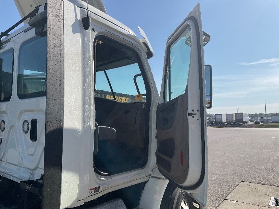 Day Cab Tractor-Heavy Duty Tractors-Freightliner-2017-Cascadia 11364ST-Piqua-OH-558,125\n\t\tmiles-$ 28,750 - Image 12