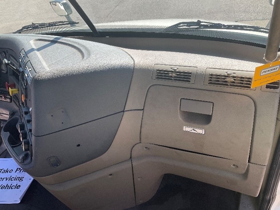 Day Cab Tractor-Heavy Duty Tractors-Freightliner-2017-Cascadia 11364ST-Piqua-OH-558,125\n\t\tmiles-$ 28,750 - Image 13