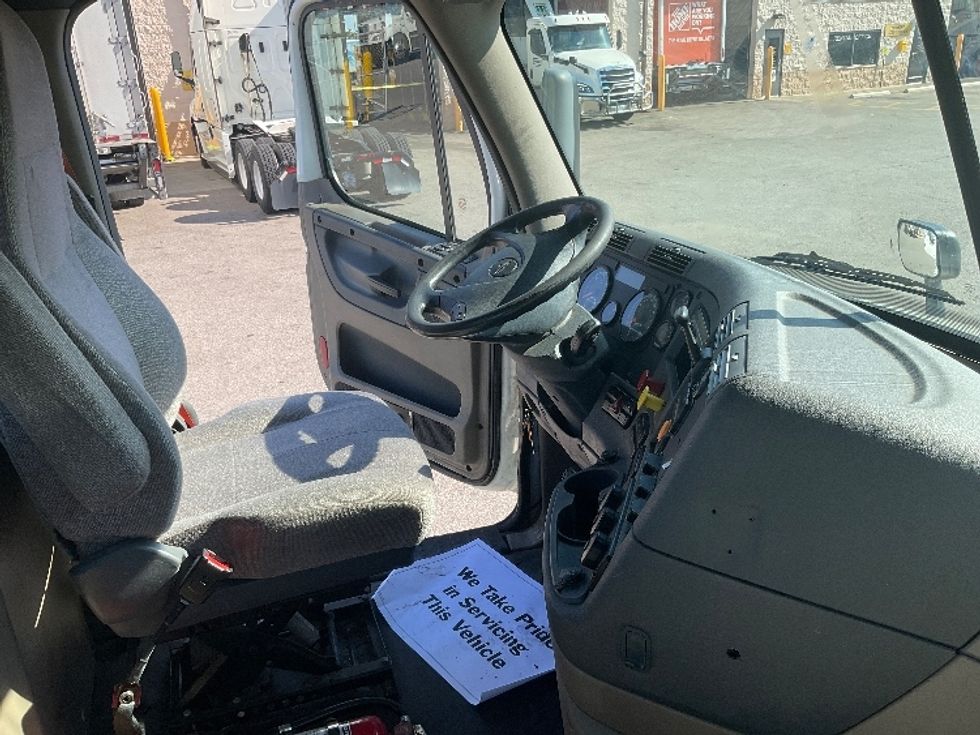 Day Cab Tractor-Heavy Duty Tractors-Freightliner-2017-Cascadia 11364ST-Piqua-OH-558,125\n\t\tmiles-$ 28,750 - Image 14