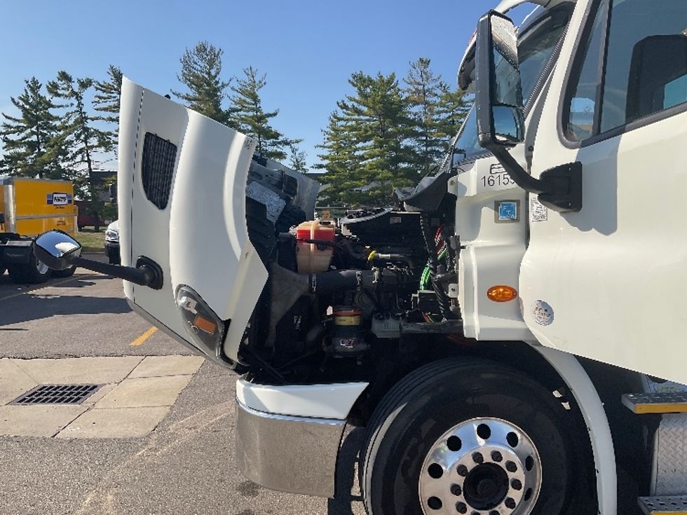 Day Cab Tractor-Heavy Duty Tractors-Freightliner-2017-Cascadia 11364ST-Piqua-OH-558,125\n\t\tmiles-$ 28,750 - Image 16