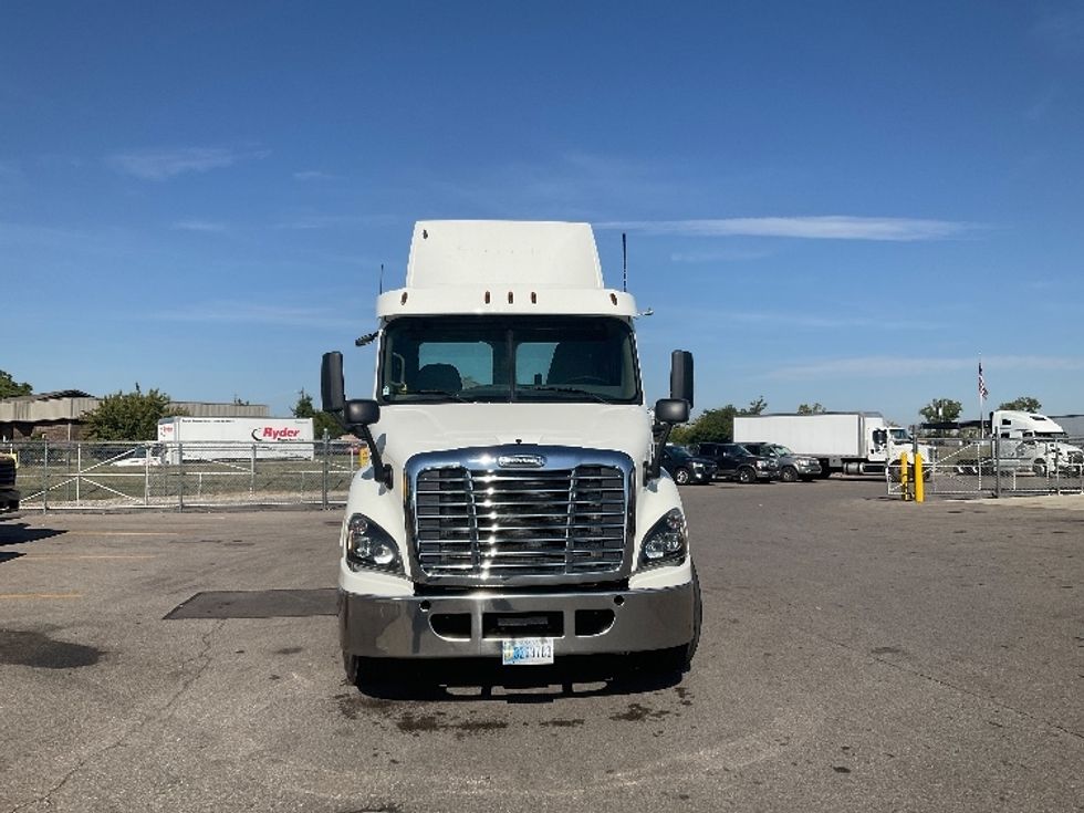 Day Cab Tractor-Heavy Duty Tractors-Freightliner-2017-Cascadia 11364ST-Piqua-OH-558,125\n\t\tmiles-$ 28,750 - Image 2