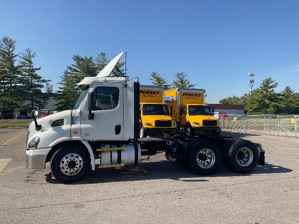 Day Cab Tractor-Heavy Duty Tractors-Freightliner-2017-Cascadia 11364ST-Piqua-OH-558,125\n\t\tmiles-$ 28,750 - Image 4