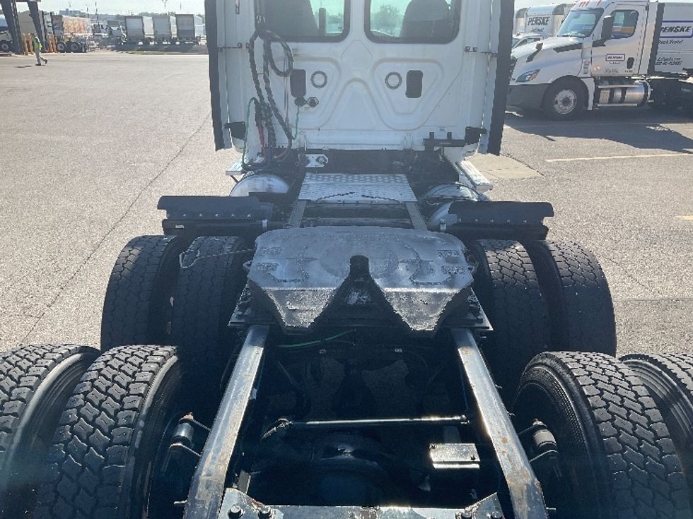 Day Cab Tractor-Heavy Duty Tractors-Freightliner-2017-Cascadia 11364ST-Piqua-OH-558,125\n\t\tmiles-$ 28,750 - Image 6