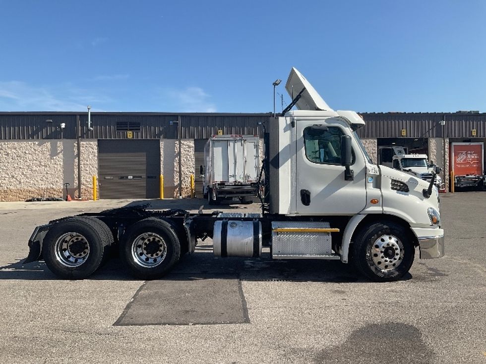 Day Cab Tractor-Heavy Duty Tractors-Freightliner-2017-Cascadia 11364ST-Piqua-OH-558,125\n\t\tmiles-$ 28,750 - Image 8