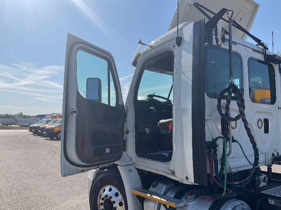 Day Cab Tractor-Heavy Duty Tractors-Freightliner-2017-Cascadia 11364ST-Piqua-OH-558,125\n\t\tmiles-$ 28,750 - Image 9