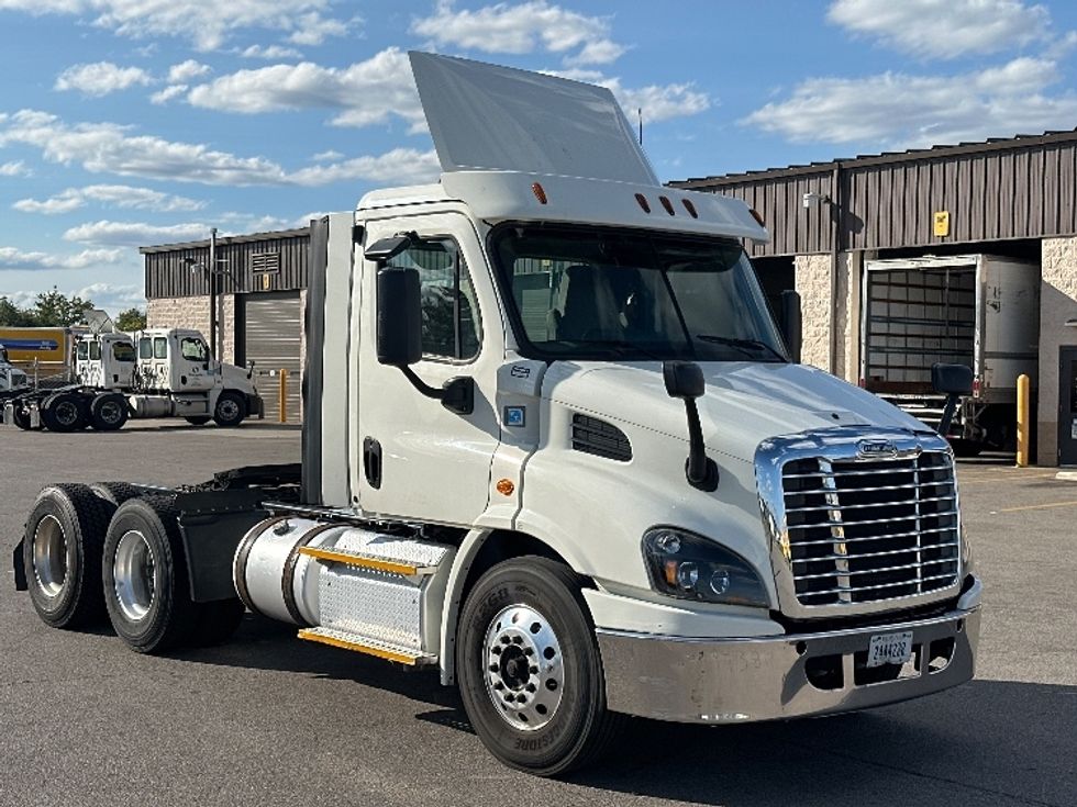 Day Cab Tractor-Heavy Duty Tractors-Freightliner-2017-Cascadia 11364ST-Piqua-OH-564,000\n\t\tmiles-$ 28,500 - Image 1