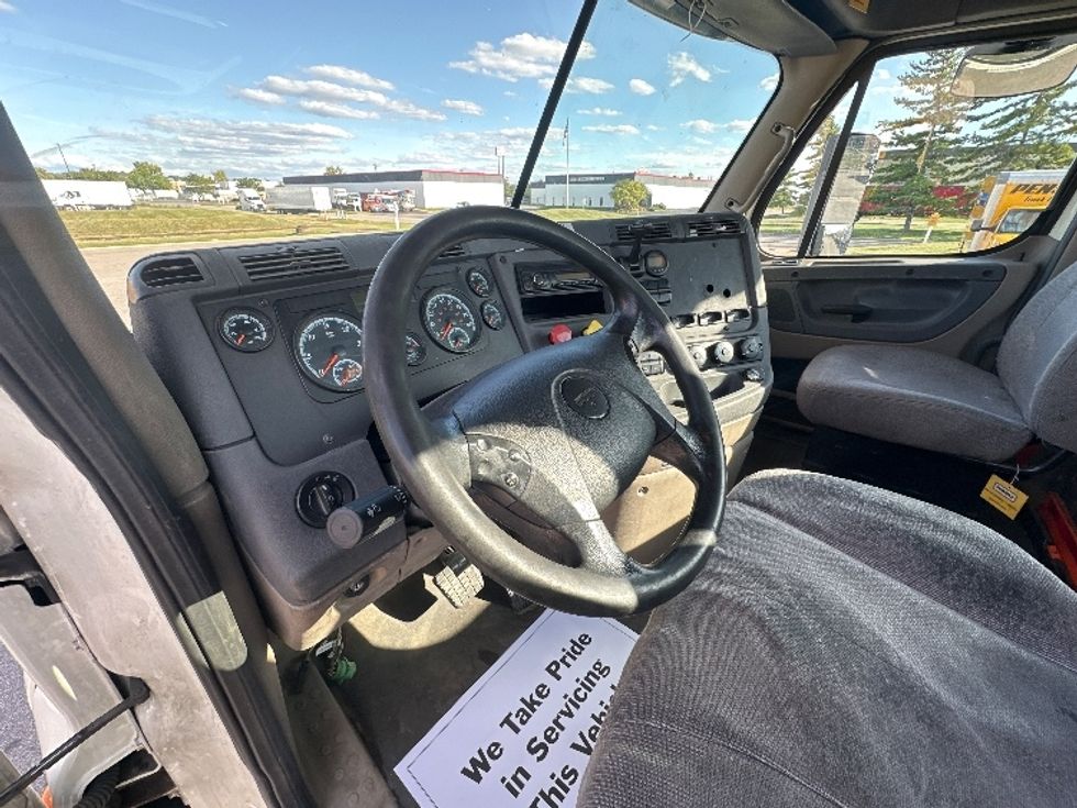 Day Cab Tractor-Heavy Duty Tractors-Freightliner-2017-Cascadia 11364ST-Piqua-OH-564,000\n\t\tmiles-$ 28,500 - Image 10