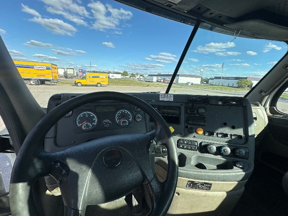 Day Cab Tractor-Heavy Duty Tractors-Freightliner-2017-Cascadia 11364ST-Piqua-OH-564,000\n\t\tmiles-$ 28,500 - Image 11