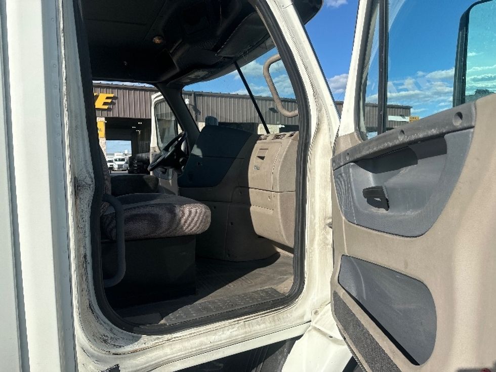 Day Cab Tractor-Heavy Duty Tractors-Freightliner-2017-Cascadia 11364ST-Piqua-OH-564,000\n\t\tmiles-$ 28,500 - Image 12