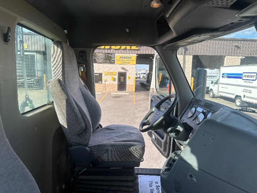 Day Cab Tractor-Heavy Duty Tractors-Freightliner-2017-Cascadia 11364ST-Piqua-OH-564,000\n\t\tmiles-$ 28,500 - Image 14
