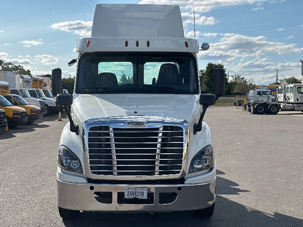Day Cab Tractor-Heavy Duty Tractors-Freightliner-2017-Cascadia 11364ST-Piqua-OH-564,000\n\t\tmiles-$ 28,500 - Image 2
