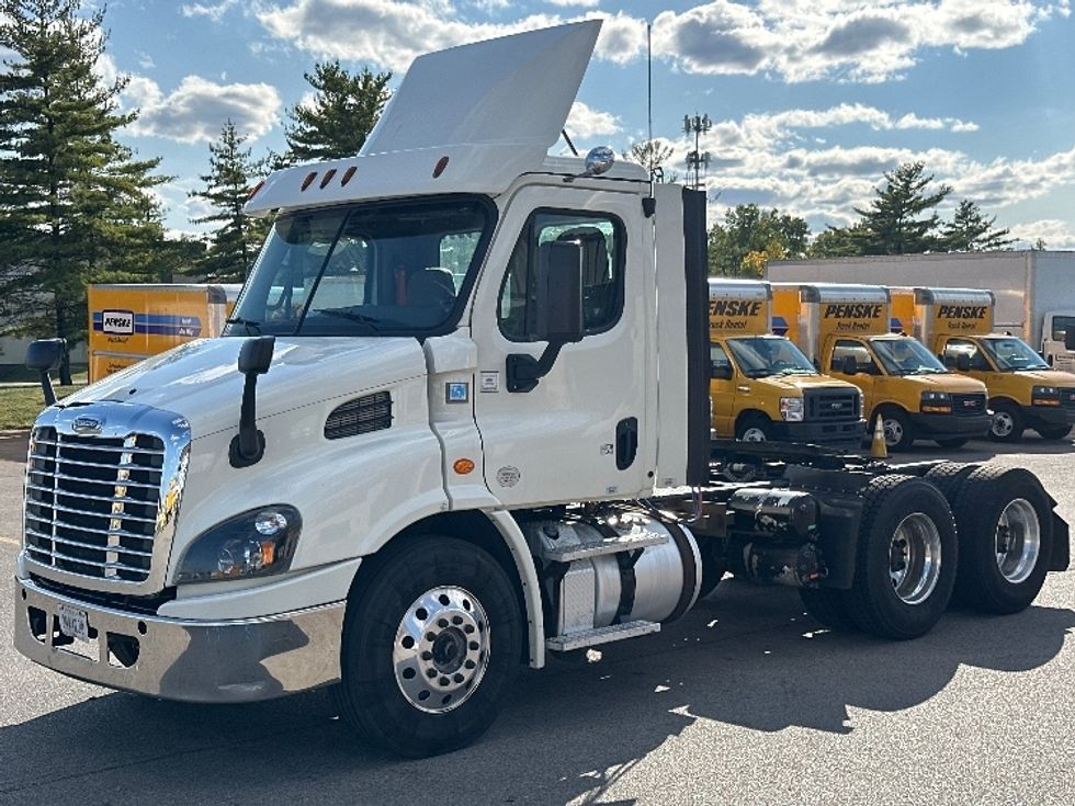 Day Cab Tractor-Heavy Duty Tractors-Freightliner-2017-Cascadia 11364ST-Piqua-OH-564,000\n\t\tmiles-$ 28,500 - Image 3