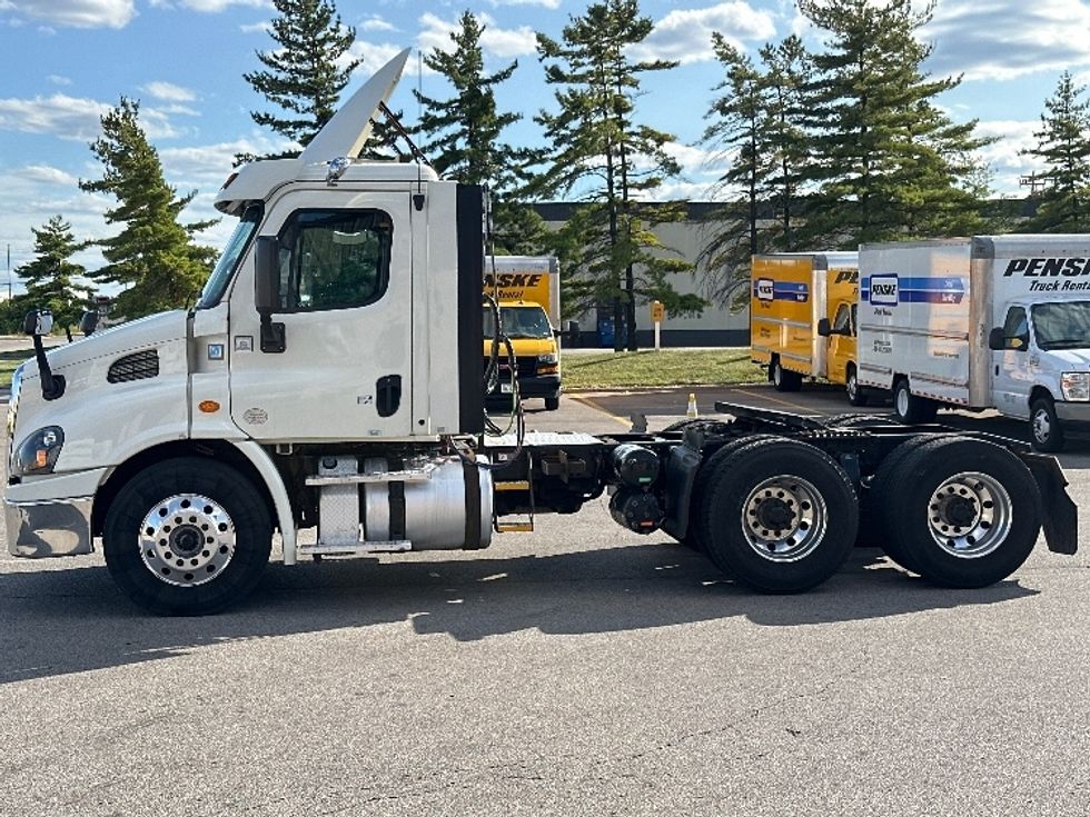Day Cab Tractor-Heavy Duty Tractors-Freightliner-2017-Cascadia 11364ST-Piqua-OH-564,000\n\t\tmiles-$ 28,500 - Image 4