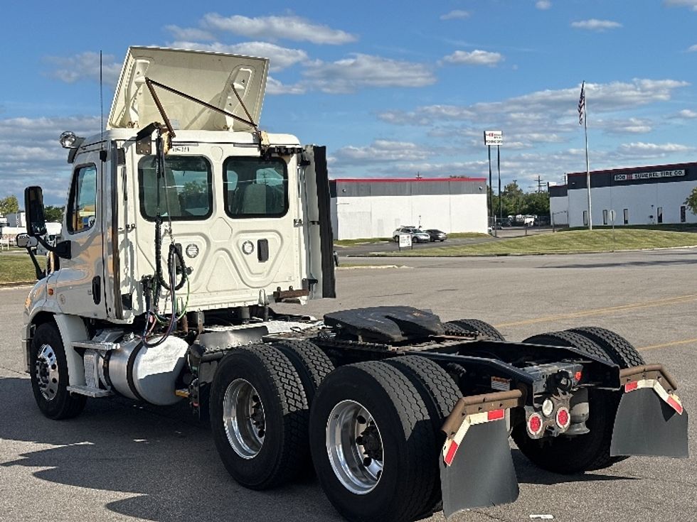 Day Cab Tractor-Heavy Duty Tractors-Freightliner-2017-Cascadia 11364ST-Piqua-OH-564,000\n\t\tmiles-$ 28,500 - Image 5