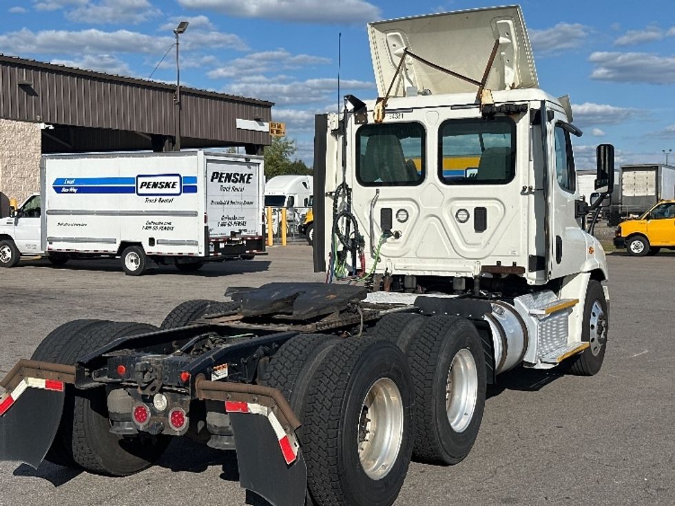 Day Cab Tractor-Heavy Duty Tractors-Freightliner-2017-Cascadia 11364ST-Piqua-OH-564,000\n\t\tmiles-$ 28,500 - Image 7