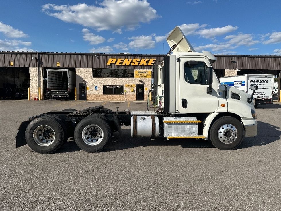 Day Cab Tractor-Heavy Duty Tractors-Freightliner-2017-Cascadia 11364ST-Piqua-OH-564,000\n\t\tmiles-$ 28,500 - Image 8