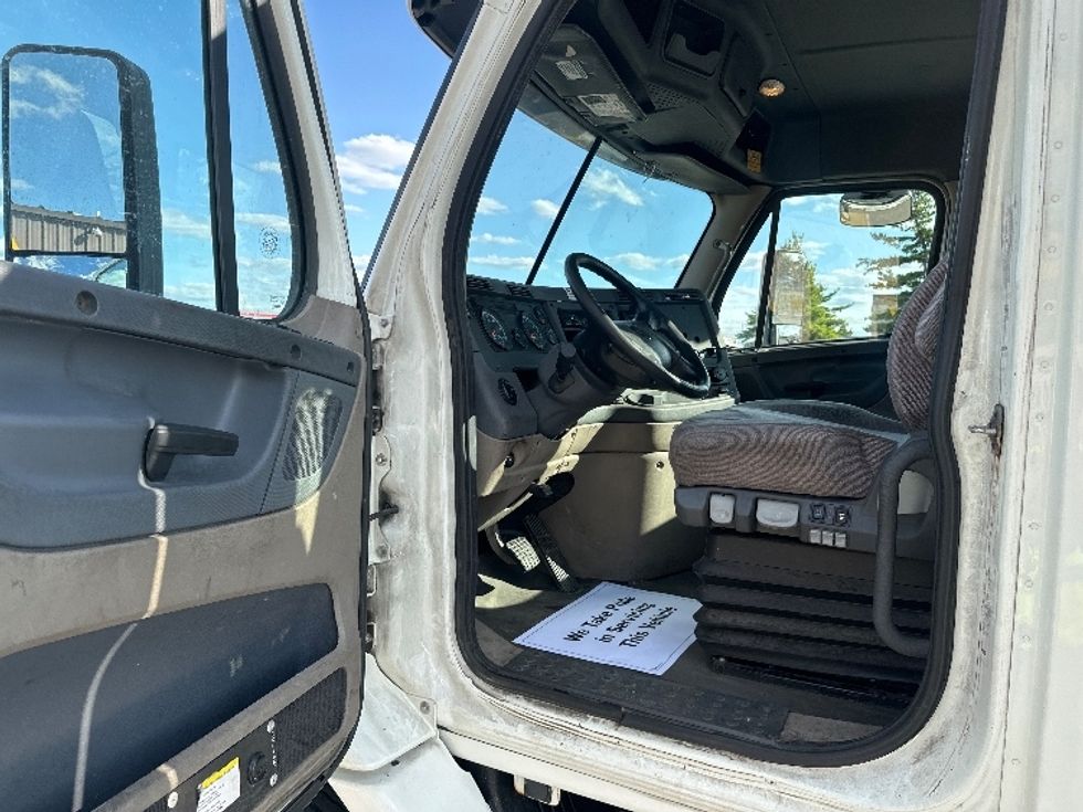 Day Cab Tractor-Heavy Duty Tractors-Freightliner-2017-Cascadia 11364ST-Piqua-OH-564,000\n\t\tmiles-$ 28,500 - Image 9