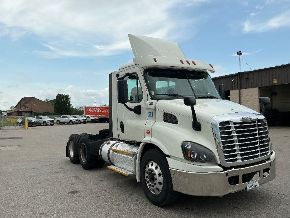Day Cab Tractor-Heavy Duty Tractors-Freightliner-2017-Cascadia 11364ST-Piqua-OH-588,088\n\t\tmiles-$ 27,500 - Image 1