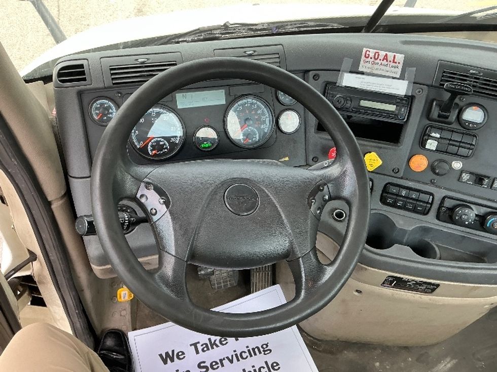 Day Cab Tractor-Heavy Duty Tractors-Freightliner-2017-Cascadia 11364ST-Piqua-OH-588,088\n\t\tmiles-$ 27,500 - Image 11