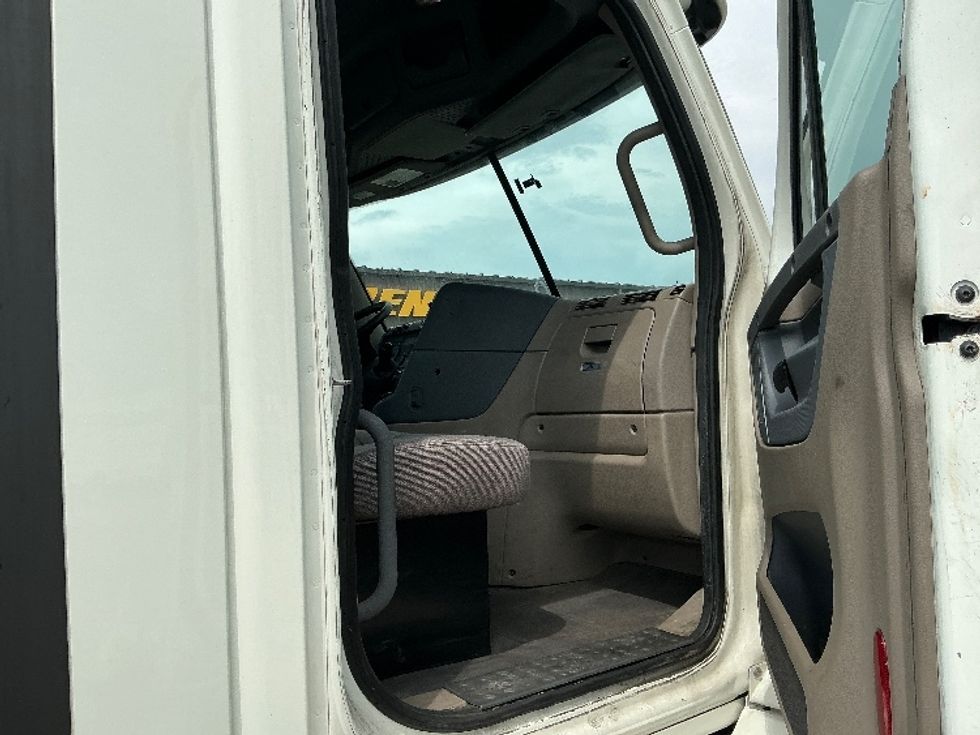 Day Cab Tractor-Heavy Duty Tractors-Freightliner-2017-Cascadia 11364ST-Piqua-OH-588,088\n\t\tmiles-$ 27,500 - Image 12