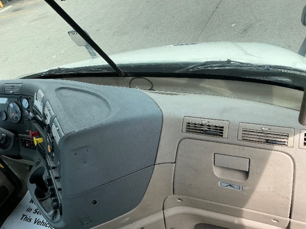 Day Cab Tractor-Heavy Duty Tractors-Freightliner-2017-Cascadia 11364ST-Piqua-OH-588,088\n\t\tmiles-$ 27,500 - Image 13