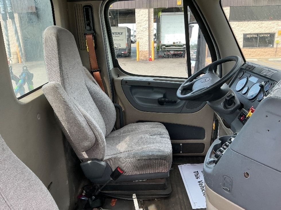 Day Cab Tractor-Heavy Duty Tractors-Freightliner-2017-Cascadia 11364ST-Piqua-OH-588,088\n\t\tmiles-$ 27,500 - Image 14