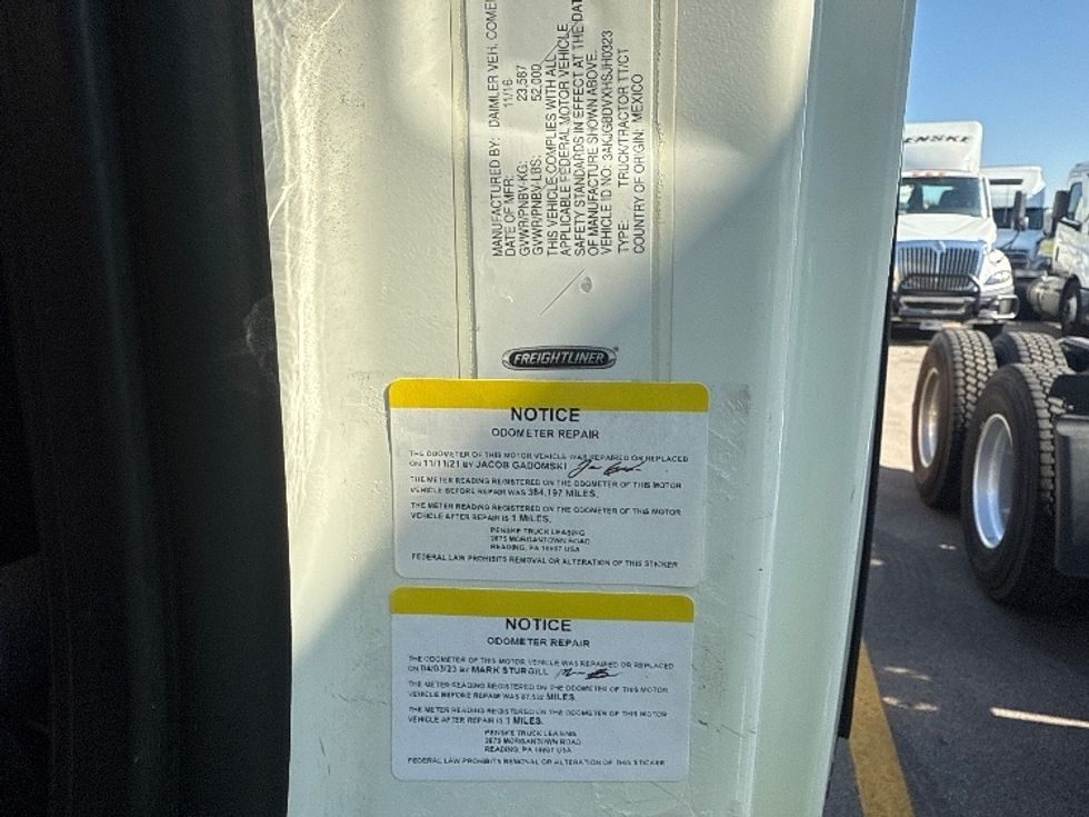 Day Cab Tractor-Heavy Duty Tractors-Freightliner-2017-Cascadia 11364ST-Piqua-OH-588,088\n\t\tmiles-$ 27,500 - Image 17