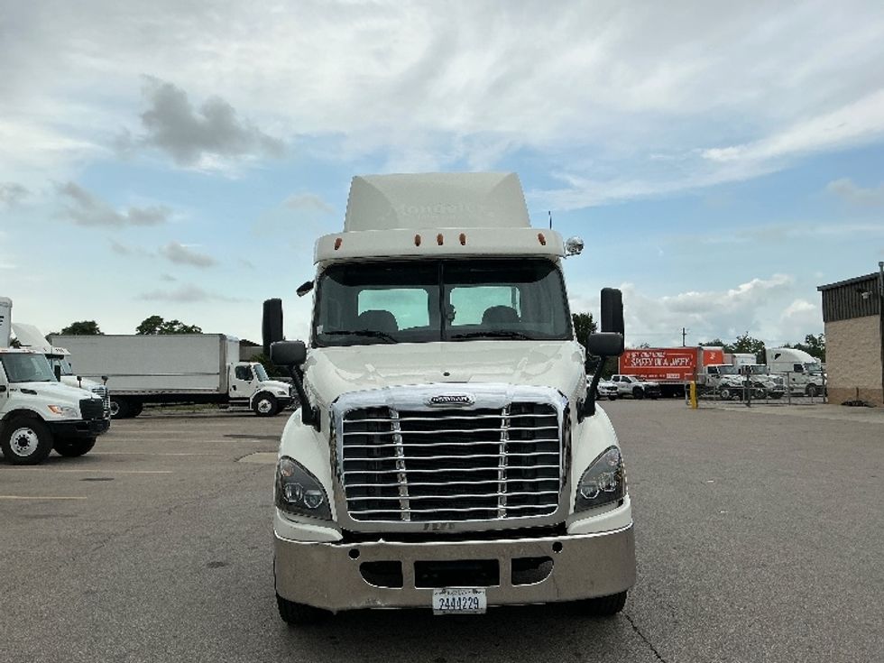 Day Cab Tractor-Heavy Duty Tractors-Freightliner-2017-Cascadia 11364ST-Piqua-OH-588,088\n\t\tmiles-$ 27,500 - Image 2