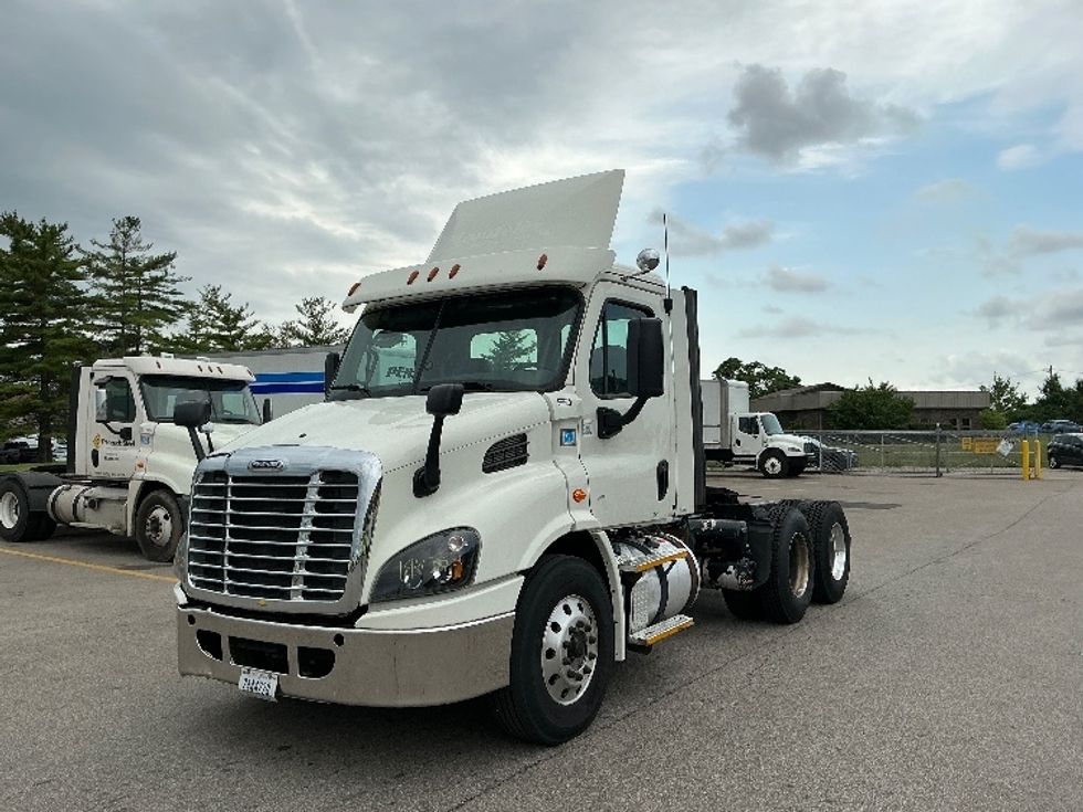 Day Cab Tractor-Heavy Duty Tractors-Freightliner-2017-Cascadia 11364ST-Piqua-OH-588,088\n\t\tmiles-$ 27,500 - Image 3