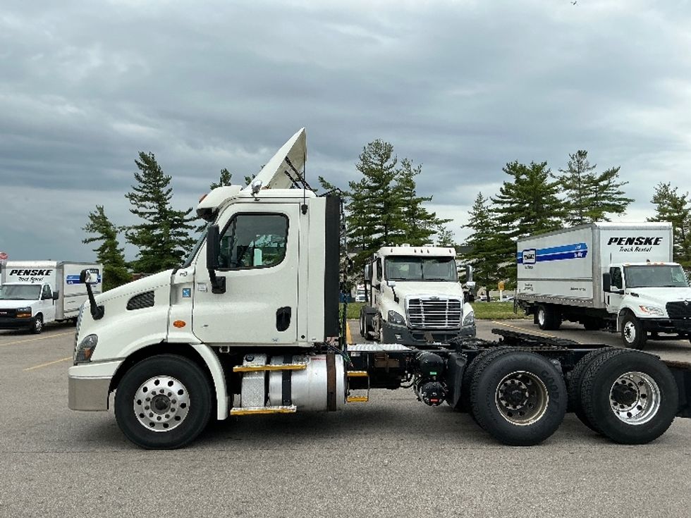 Day Cab Tractor-Heavy Duty Tractors-Freightliner-2017-Cascadia 11364ST-Piqua-OH-588,088\n\t\tmiles-$ 27,500 - Image 4