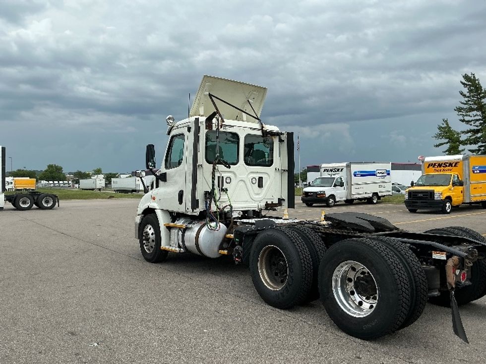Day Cab Tractor-Heavy Duty Tractors-Freightliner-2017-Cascadia 11364ST-Piqua-OH-588,088\n\t\tmiles-$ 27,500 - Image 5