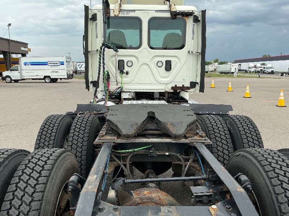 Day Cab Tractor-Heavy Duty Tractors-Freightliner-2017-Cascadia 11364ST-Piqua-OH-588,088\n\t\tmiles-$ 27,500 - Image 6