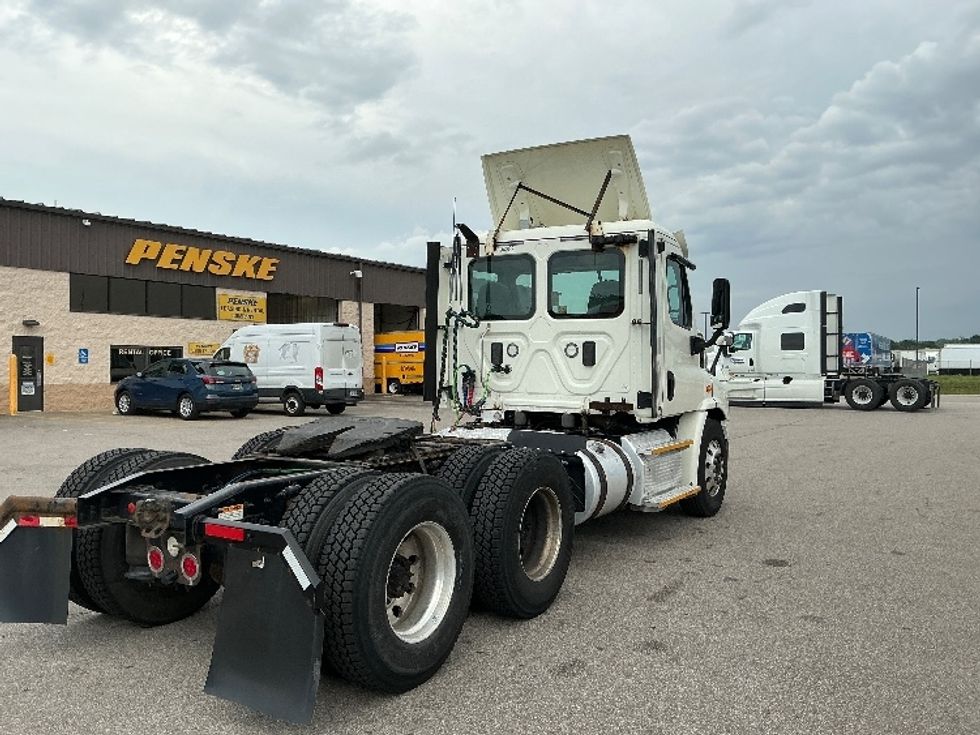 Day Cab Tractor-Heavy Duty Tractors-Freightliner-2017-Cascadia 11364ST-Piqua-OH-588,088\n\t\tmiles-$ 27,500 - Image 7