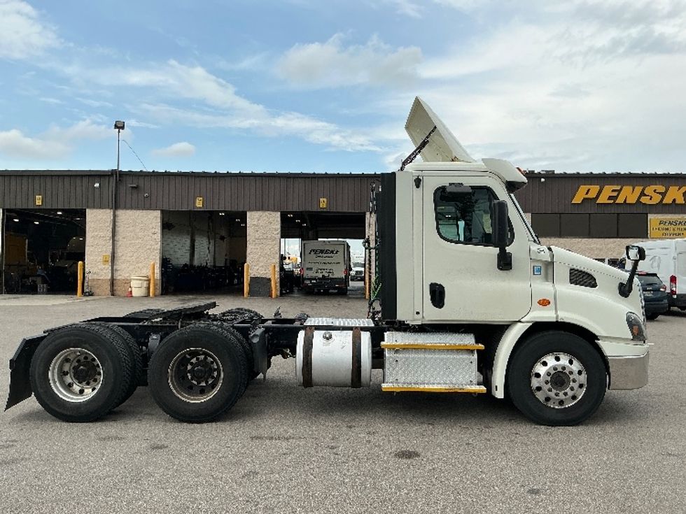 Day Cab Tractor-Heavy Duty Tractors-Freightliner-2017-Cascadia 11364ST-Piqua-OH-588,088\n\t\tmiles-$ 27,500 - Image 8