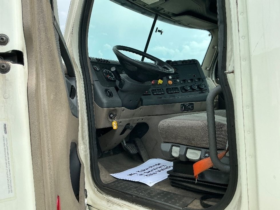 Day Cab Tractor-Heavy Duty Tractors-Freightliner-2017-Cascadia 11364ST-Piqua-OH-588,088\n\t\tmiles-$ 27,500 - Image 9