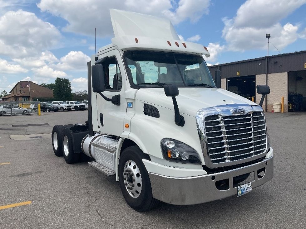 Day Cab Tractor-Heavy Duty Tractors-Freightliner-2017-Cascadia 11364ST-Piqua-OH-594,740\n\t\tmiles-$ 27,500 - Image 1