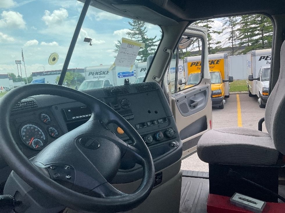 Day Cab Tractor-Heavy Duty Tractors-Freightliner-2017-Cascadia 11364ST-Piqua-OH-594,740\n\t\tmiles-$ 27,500 - Image 10