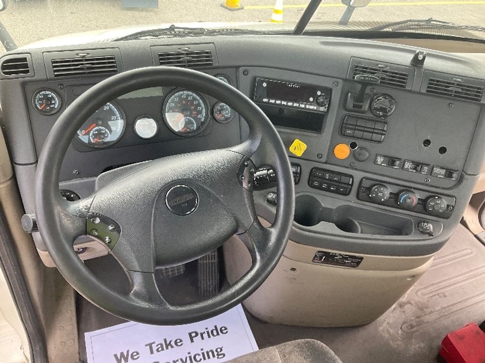 Day Cab Tractor-Heavy Duty Tractors-Freightliner-2017-Cascadia 11364ST-Piqua-OH-594,740\n\t\tmiles-$ 27,500 - Image 11