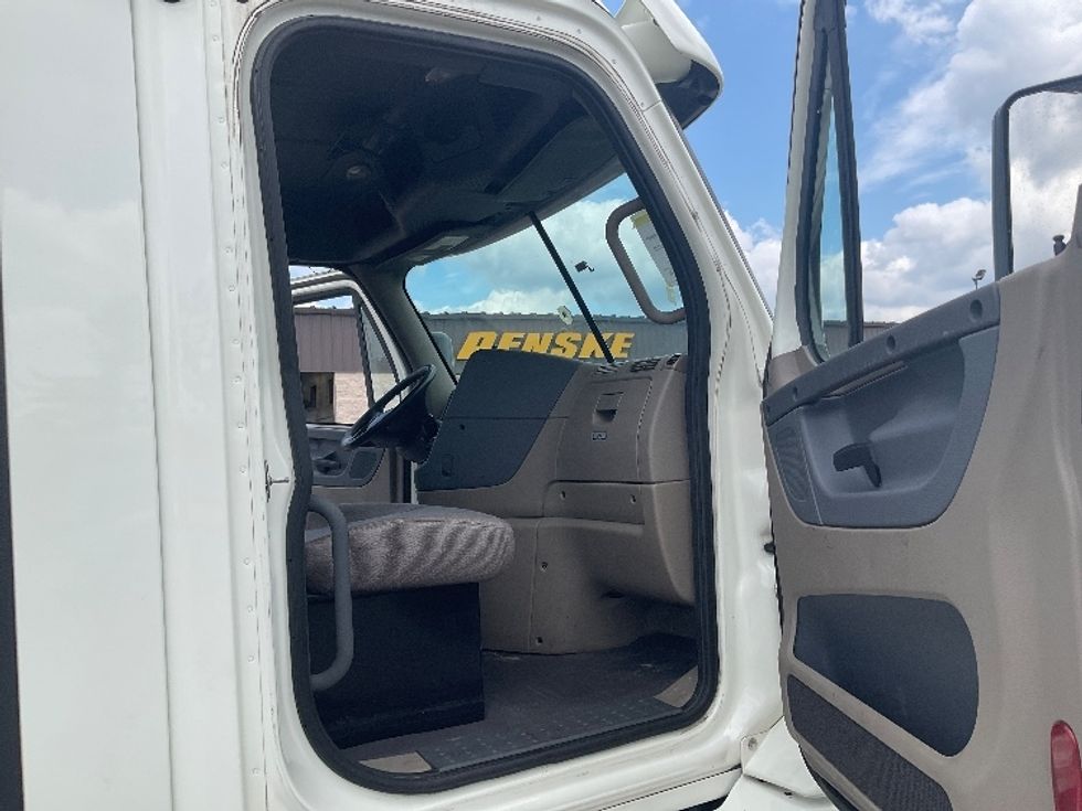 Day Cab Tractor-Heavy Duty Tractors-Freightliner-2017-Cascadia 11364ST-Piqua-OH-594,740\n\t\tmiles-$ 27,500 - Image 12