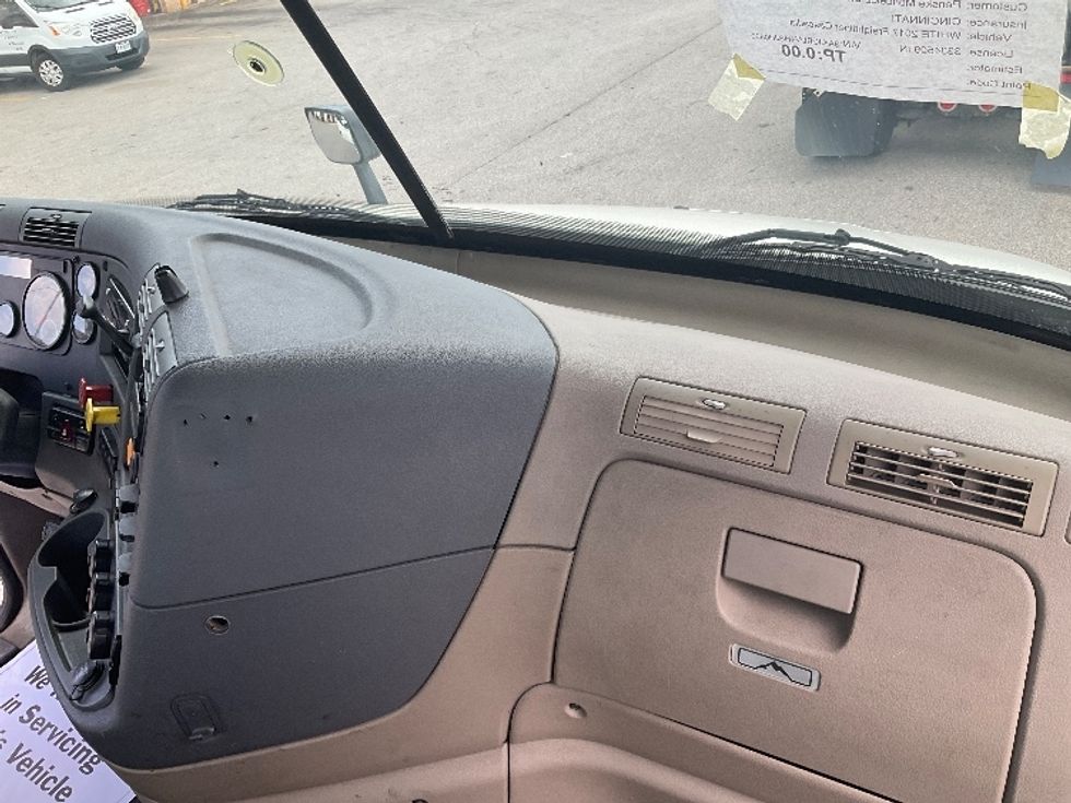 Day Cab Tractor-Heavy Duty Tractors-Freightliner-2017-Cascadia 11364ST-Piqua-OH-594,740\n\t\tmiles-$ 27,500 - Image 13