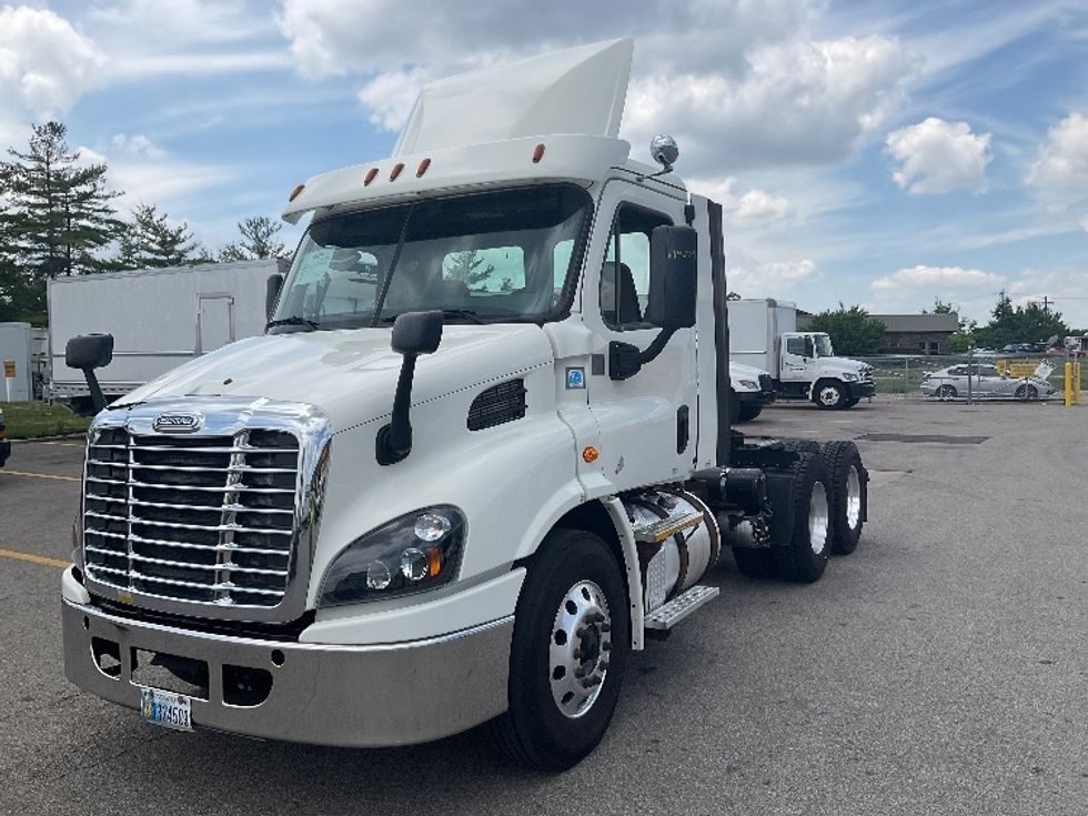 Day Cab Tractor-Heavy Duty Tractors-Freightliner-2017-Cascadia 11364ST-Piqua-OH-594,740\n\t\tmiles-$ 27,500 - Image 3
