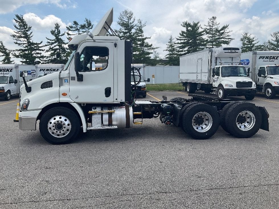Day Cab Tractor-Heavy Duty Tractors-Freightliner-2017-Cascadia 11364ST-Piqua-OH-594,740\n\t\tmiles-$ 27,500 - Image 4