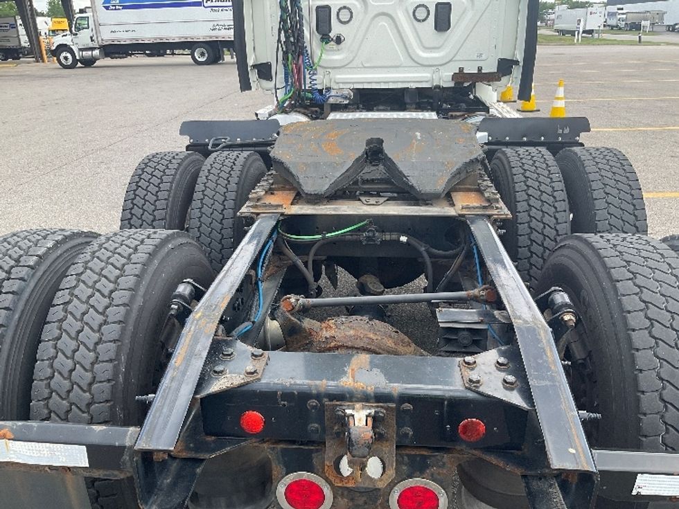 Day Cab Tractor-Heavy Duty Tractors-Freightliner-2017-Cascadia 11364ST-Piqua-OH-594,740\n\t\tmiles-$ 27,500 - Image 6