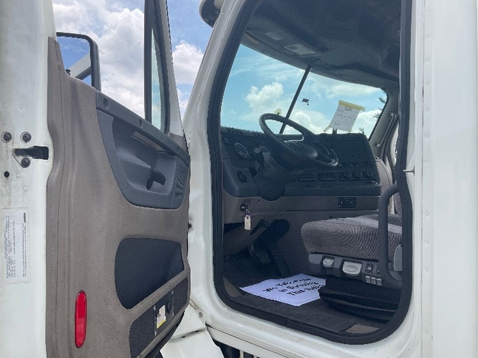 Day Cab Tractor-Heavy Duty Tractors-Freightliner-2017-Cascadia 11364ST-Piqua-OH-594,740\n\t\tmiles-$ 27,500 - Image 9