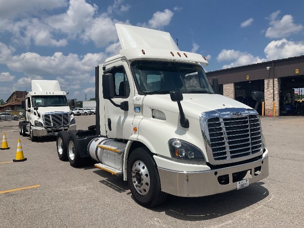 Day Cab Tractor-Heavy Duty Tractors-Freightliner-2017-Cascadia 11364ST-Piqua-OH-597,707\n\t\tmiles-$ 27,250 - Image 1