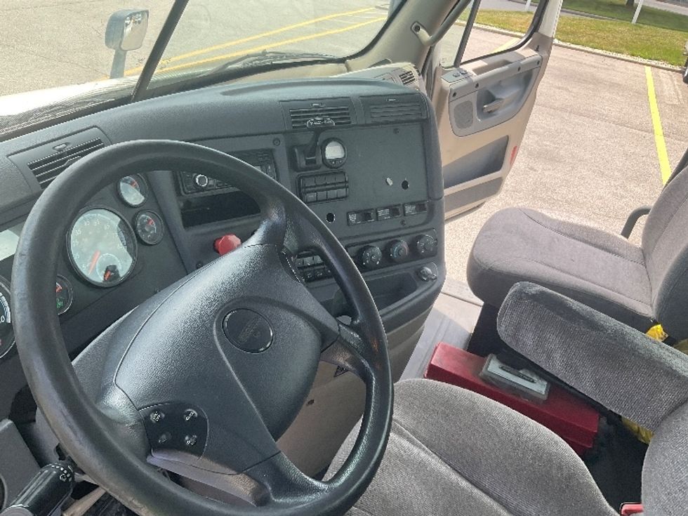 Day Cab Tractor-Heavy Duty Tractors-Freightliner-2017-Cascadia 11364ST-Piqua-OH-597,707\n\t\tmiles-$ 27,250 - Image 10